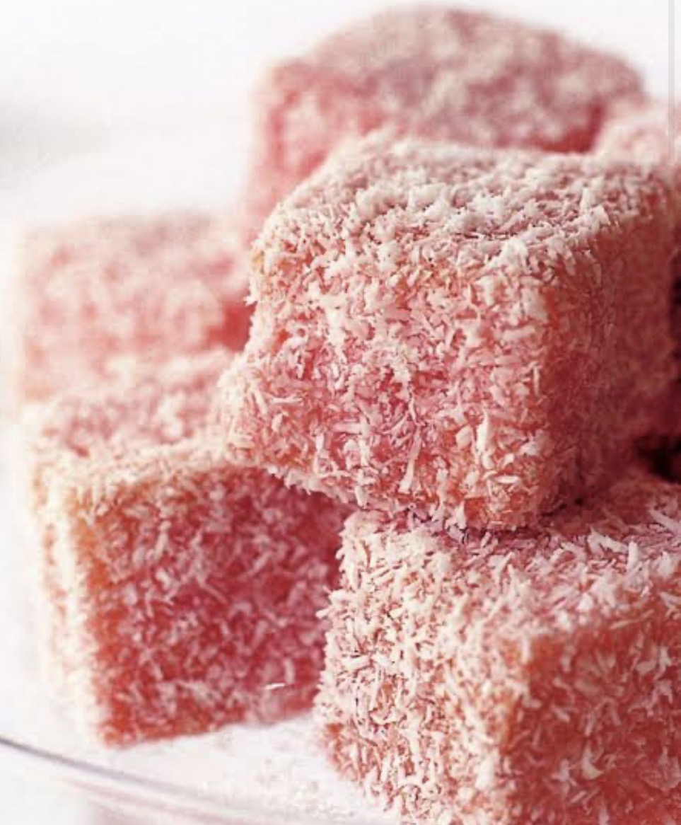 Strawberry Lamingtons (4pc) 